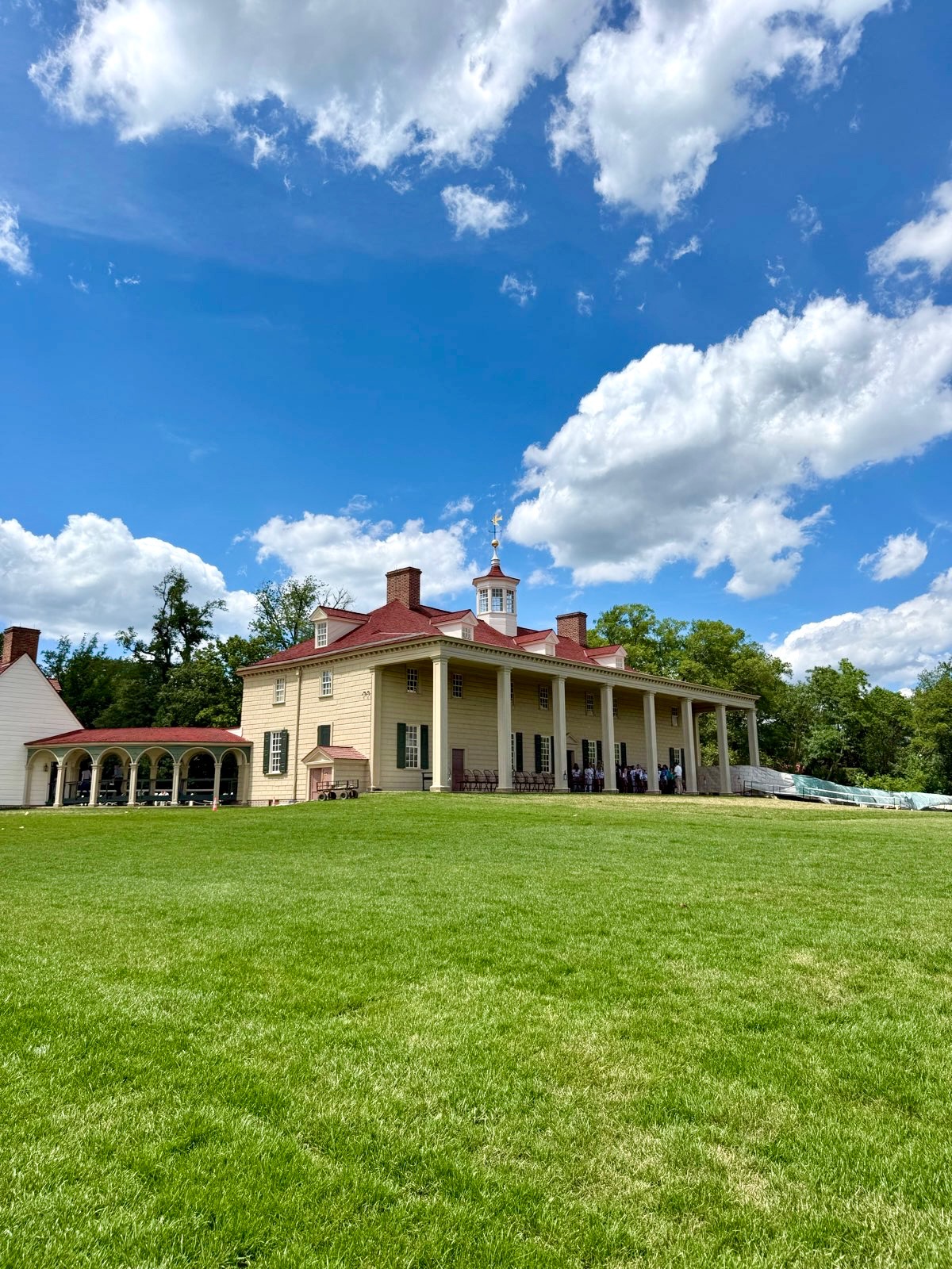 Mount Vernon home and long porch that overlooks the Potomac
